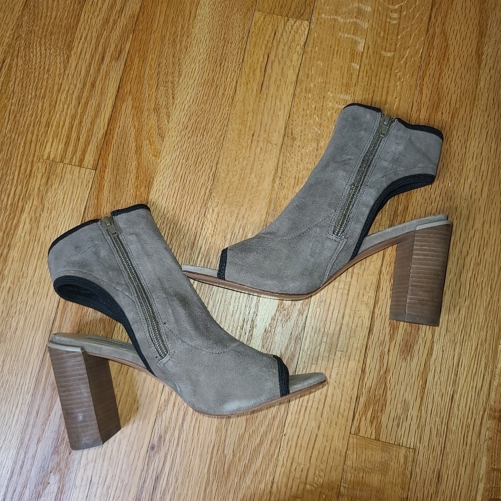 Diane von Furstenberg Size 7M Grey Amara Suede Peep Toe Platform Bootie